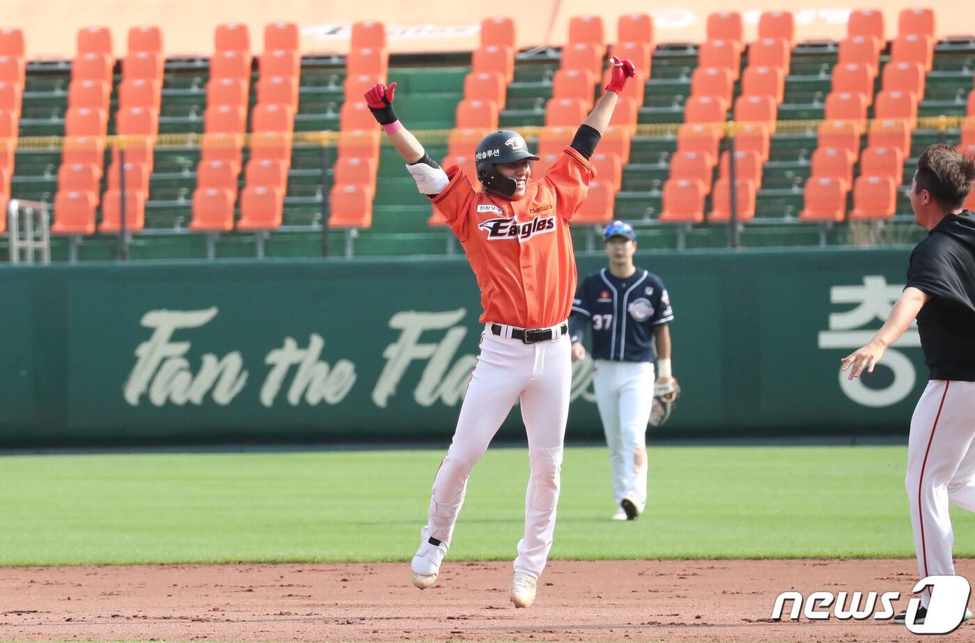 본문 이미지 - 14일 오후 대전 중구 한화생명 이글스파크에서 열린 2020 프로야구 신한은행 SOL KBO리그 한화이글스와 두산베어스 경기에서 9회말 2사 2, 3루 상황 한화 노태형이 끝내기 안타를 치고 동료들과 기뻐하고 있다. 2020.6.14/뉴스1 ⓒ News1 김기태 기자