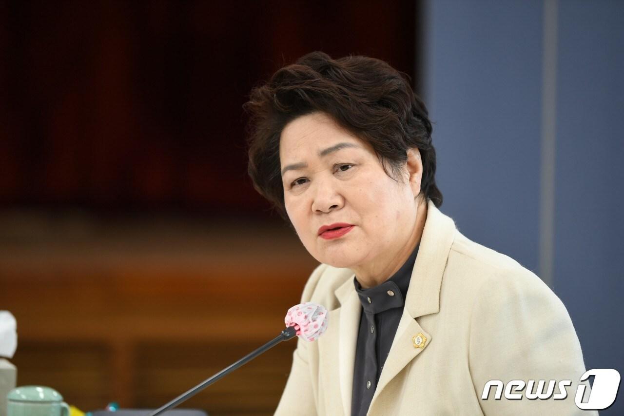 본문 이미지 - 김영자 여주시의회 부의장이 행정사무감사에서 국공립어린이집 원장과 관련해 발언을 하고 있다.(여주시의회 제공) ⓒ News1 
