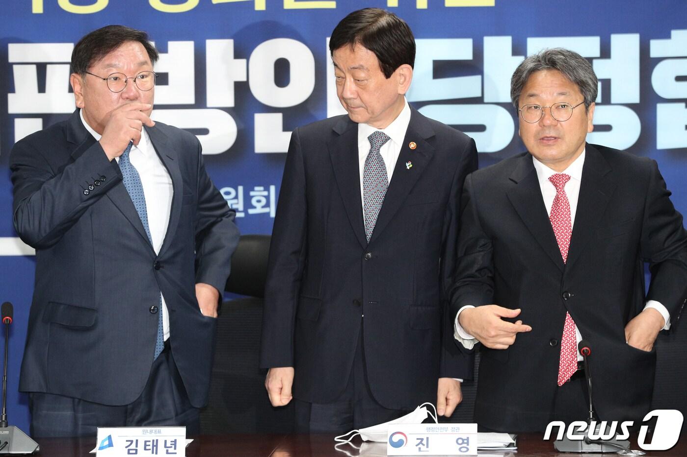 본문 이미지 - 김태년(왼쪽부터) 더불어민주당 원내대표, 진영 행정안전부 장관, 강기정 청와대 정무수석이 15일 서울 여의도 국회에서 열린 질병관리청 조직개편 당정협의에 참석하고 있다. 2020.6.15./뉴스1 ⓒ News1 성동훈 기자