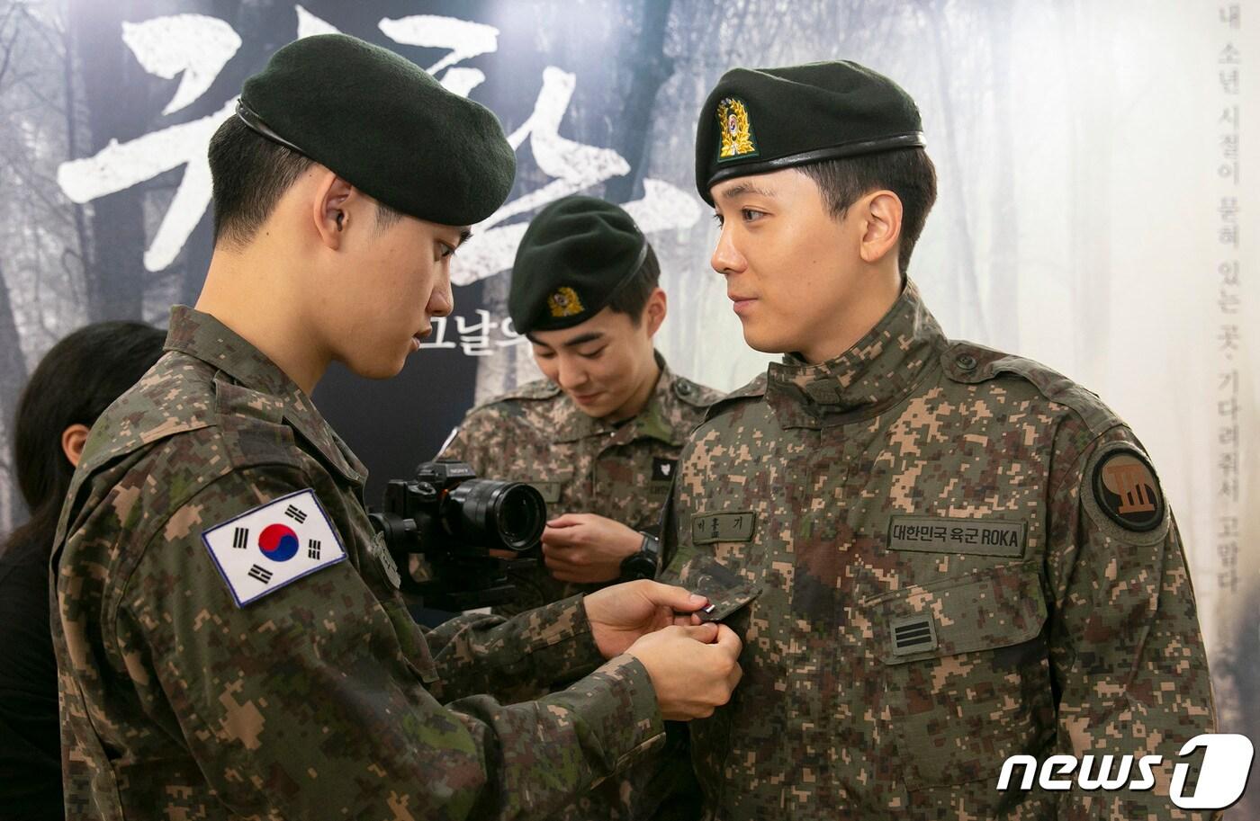  '끝까지 찾아야 할 122609 태극기' 캠페인에 동참한 군 뮤지컬 '귀환' 출연진.(국가보훈처 제공) ⓒ 뉴스1