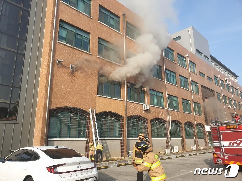 본문 이미지 - 15일 오전 7시3분께 전북대학교 농생명과학대 3호관 건물 2층 실험실에서 불이 났다.(전북소방본부 제공)2020.6.15 /ⓒ 뉴스1