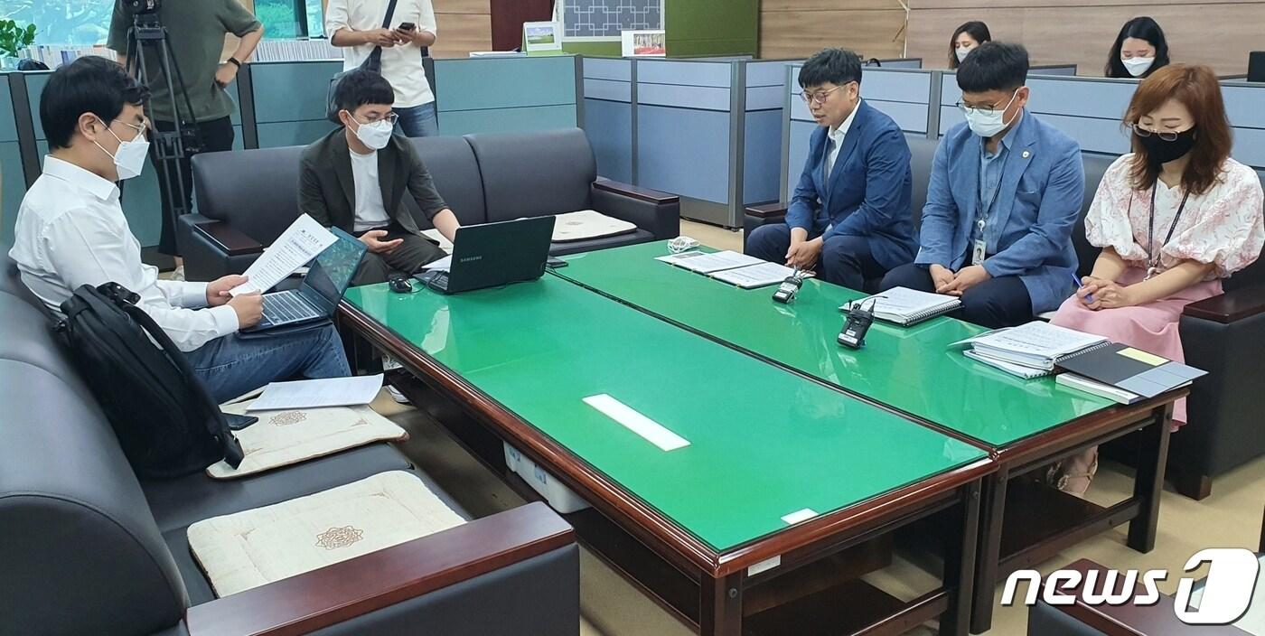 본문 이미지 - 이종수 충청북도교육청 행정과장이 15일 청주지역 첫 교육문화 복합시설 설립 대상 학교를 발표하고 있다.2020.6.15ⓒ 뉴스1ⓒ News1