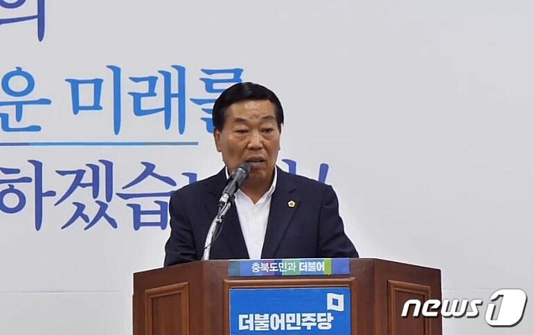 본문 이미지 - 충북도의회 박문희 의원이 15일 치러진 당내 경선에서 더불어민주당 후반기 의장 후보자로 선출됐다. 박 의원이 경선 투표 뒤 소감을 밝히고 있다. 2020.6.15.ⓒ 뉴스1