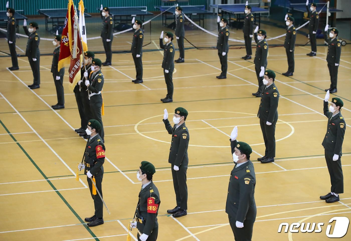 본문 이미지 - 지난 2020년 6월 대구 달서구 상인동 경북기계공고 강당에서 열린 군(軍) 특성화 고등학교 발대식에서 해병대와 협약을 맺고 기계 및 전기전자 분야 진출에 도전하는 군 특성화반 학생 45명이 결의문 선서를 하고 있다. (사진은 기사 내용과 무관함) / 뉴스1 ⓒ News1 2020.6.15 ⓒ 뉴스1 공정식 기자