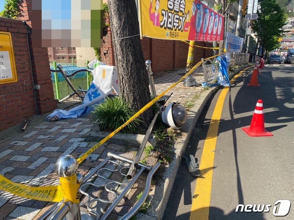 본문 이미지 - 15일 오후 3시29분쯤 부산 해운대구 재송동의 한 초등학교 앞 어린이보호구역(스쿨존)에서 운행 중이던 아반떼가 인도에 서 있던 6살짜리 여자 어린이와 어머니를 들이받은 뒤 학교 담벼락 아래로 떨어졌다. 사고 현장에 주변에 폴리스 라인이 설치된 모습.(부산지방경찰청 제공)ⓒ 뉴스1