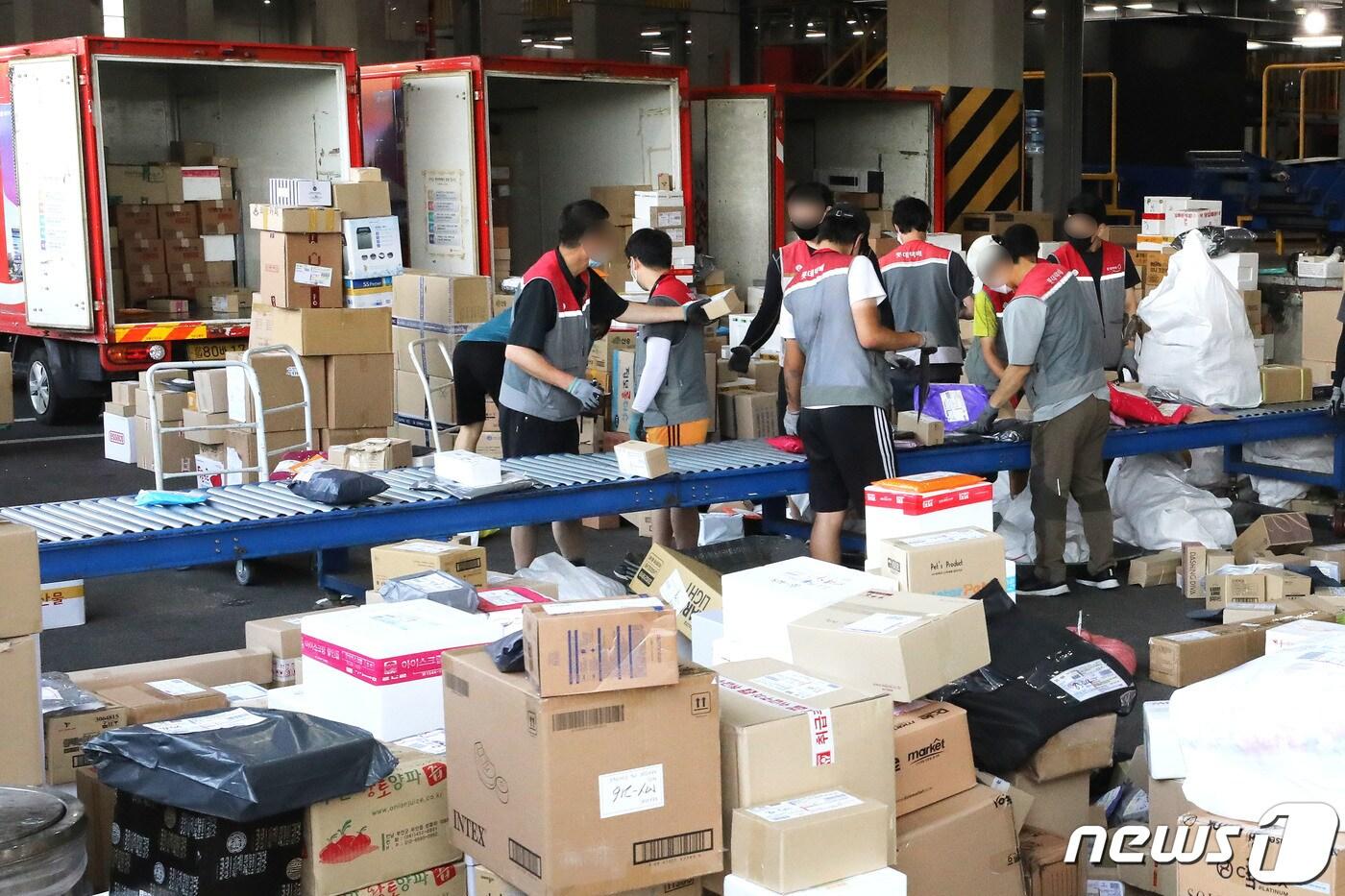 지난 16일 오전 서울 송파구 서울복합물류센터 내 롯데글로벌로지스 동남권물류센터(송파 롯데택배 물류센터)에서 근무자들이 택배물을 정리하고 있다. 지난 13일 코로나19 확진자가 발생한 송파구 롯데택배 동남권물류센터는 물류센터 방역을 마친 상태이며 15일 오후 8시부터 운영을 재개했다. 2020.6.16/뉴스1 ⓒ News1 임세영 기자