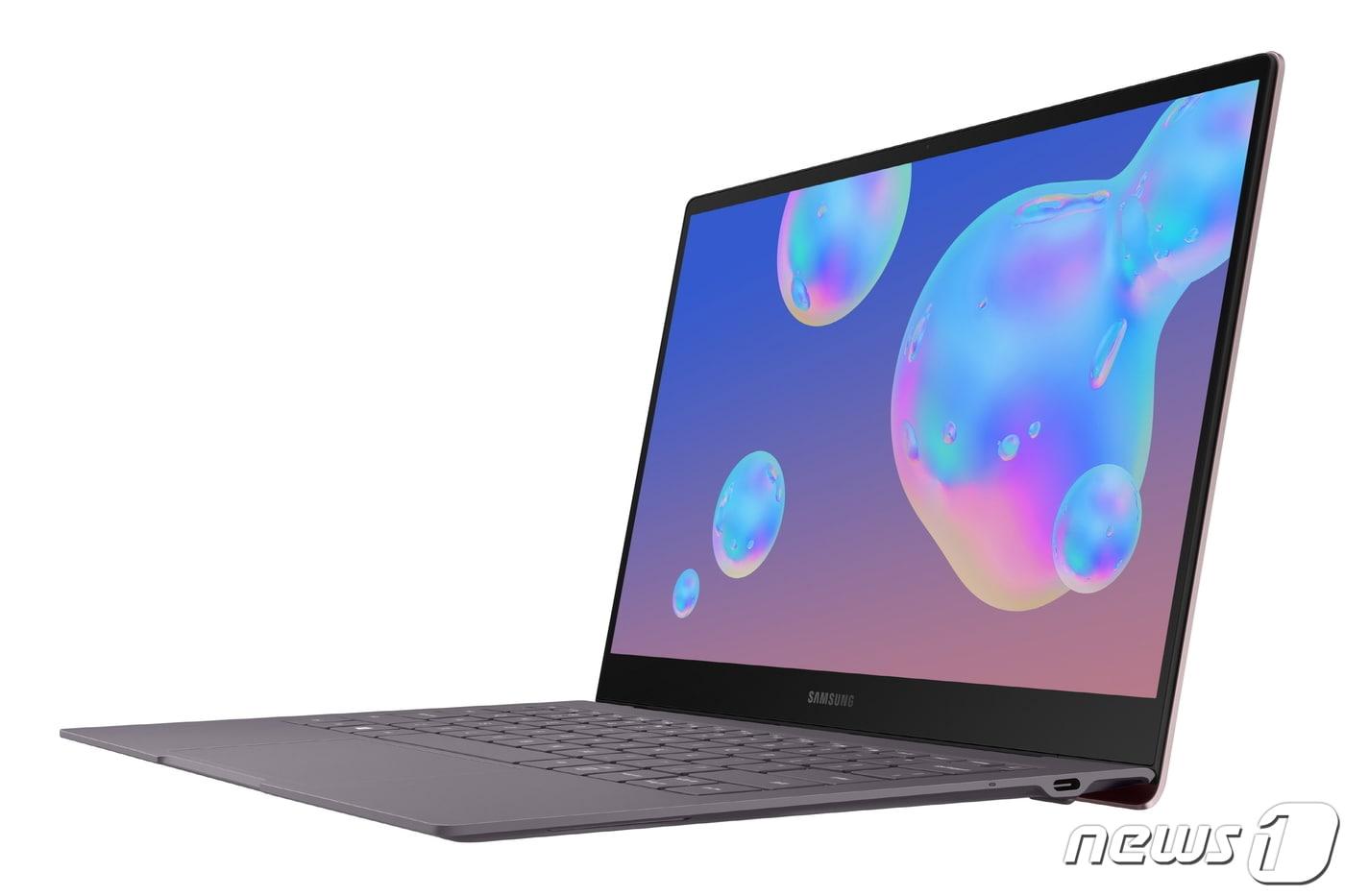 USB-C타입의 충전 단자가 적용된 노트북.(삼성전자 제공) 2020.6.16/뉴스1