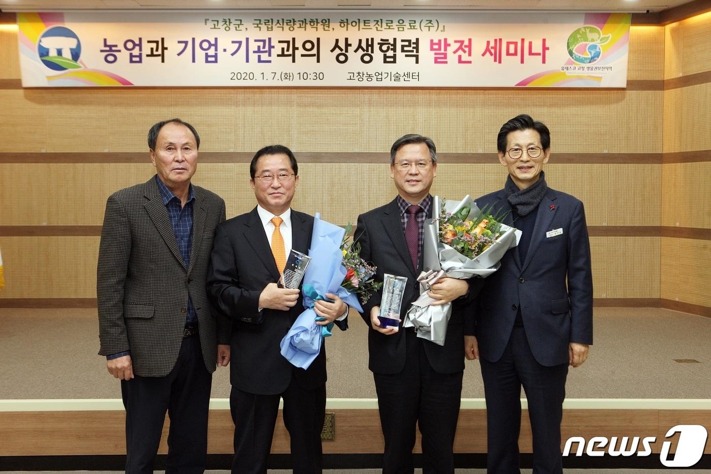 본문 이미지 - 전북 고창에서 생산된 보리로 만든 '블랙보리(하이트진로)' 음료가 미국시장에 진출해 큰 관심을 끌고 있다. /ⓒ 뉴스1