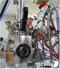 본문 이미지 - 기체클러스터 이온빔 장치 시제품(KBSI 제공)ⓒ 뉴스1