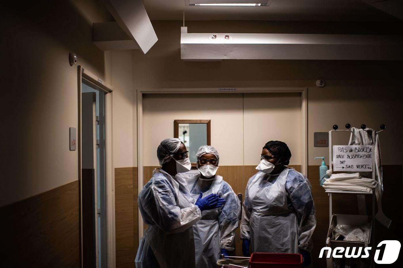 본문 이미지 - 프랑스 파리에 있는 생루이 병원에서 간호사들이 이야기를 나누고 있다.ⓒ AFP=뉴스1