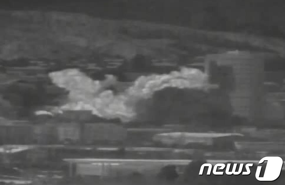본문 이미지 - 북한이 개성공단 내 남북공동연락사무소 청사를 지난해 6월16일 오후 2시 49분경 폭파했다. 사진은 우리군 장비로 촬영된 폭파 당시 영상 캡쳐. 북한 조선중앙TV는 이날 오후 5시께 긴급 보도를 통해 "개성 공업지구에 있는 공동연락사무소를 완전 파괴시키는 조치를 진행했다＂라고 밝혔다. (국방부 제공) 2020.6.16/뉴스1 ⓒ News1 박정호 기자