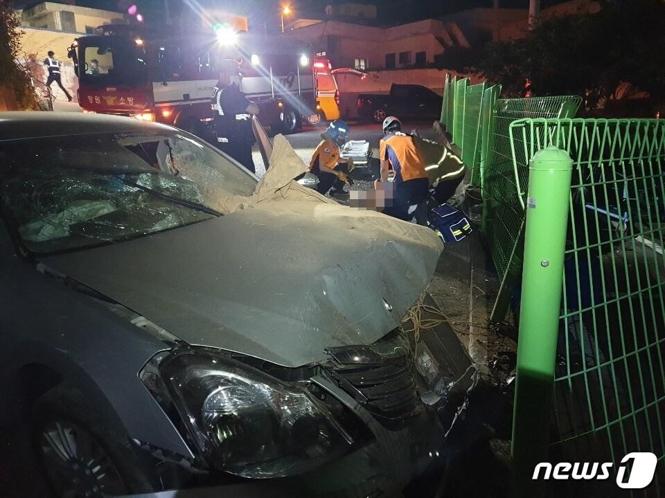 본문 이미지 - 16일 오후 8시22분쯤 경남 창원시 진해구 대죽동 한 주차장에 SM7 승용차가 3m 언덕에서 굴러 떨어져 중상을 입은 운전자 등을 소방대원이 구조하고 있다.(창원소방본부 제공)2020.6.17.ⓒ 뉴스1