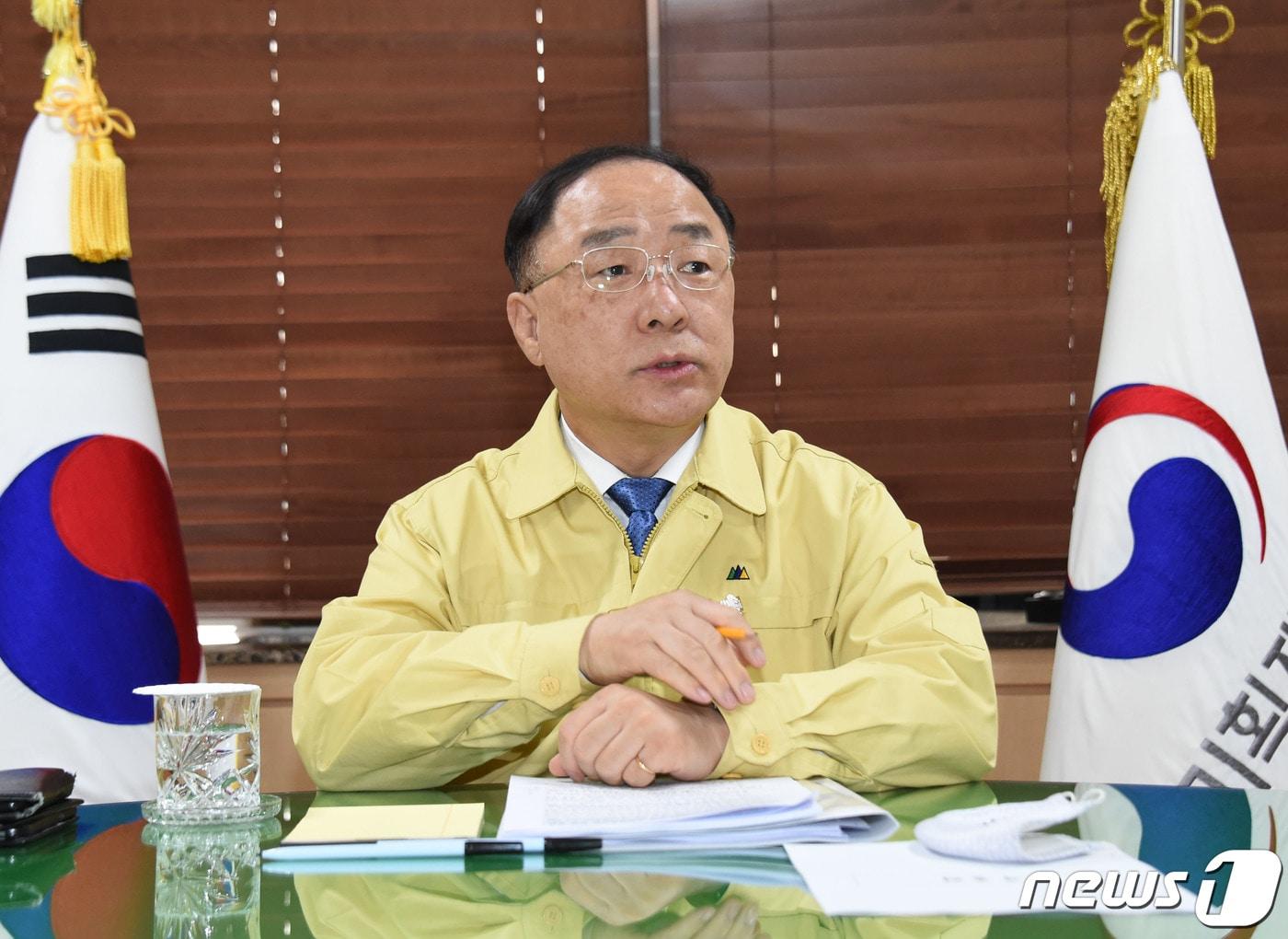 본문 이미지 - 홍남기 경제부총리 겸 기획재정부 장관이 17일 서울 종로구 정부서울청사에서 열린 관계장관회의(녹실회의)에서 최근 부동산시장 동향을 점검하고 대응방안을 논의하고 있다. (기획재정부 제공) 2020.6.17/뉴스1