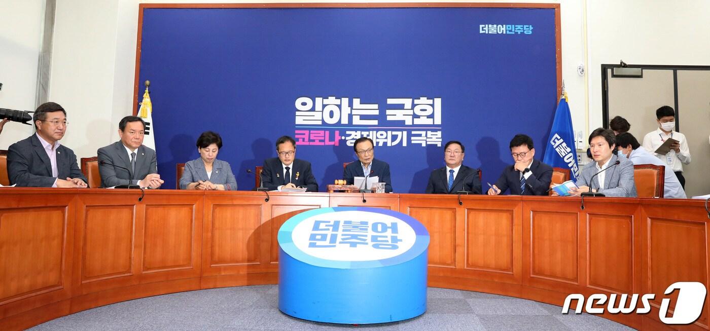 본문 이미지 - 이해찬 더불어민주당 대표가 17일 오전 서울 여의도 국회에서 열린 최고위원회의에서 모두발언을 하고 있다. 이 대표는 모두발언에서 "북한의 개성 남북공동연락사무소 폭파 심히유감, 도발 멈추고 대화 나서야＂한다고 밝혔다. 2020.6.17/뉴스1 ⓒ News1 박세연 기자