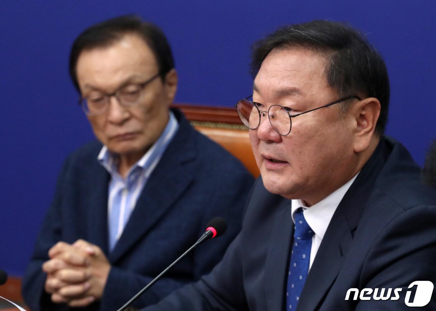 본문 이미지 - 김태년 더불어민주당 원내대표(오른쪽)와 이해찬 당대표. ⓒ News1 박세연 기자