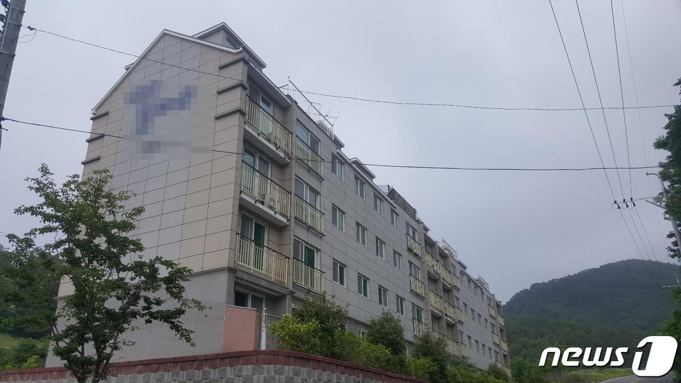 본문 이미지 - 9살 여아를 잔혹하게 학대한 계부와 친모에 대해 경남 창녕군이 출산장려금과 아동양육수당 지급을 일시중지한 것으로 확인됐다. 사진은 이들 부부가 거주했던 창녕의 한 빌라. ⓒ 뉴스1 김명규 기자