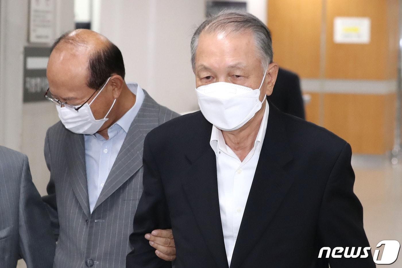 본문 이미지 - 김기춘 전 청와대 비서실장(오른쪽)/뉴스1 ⓒ News1 임세영 기자