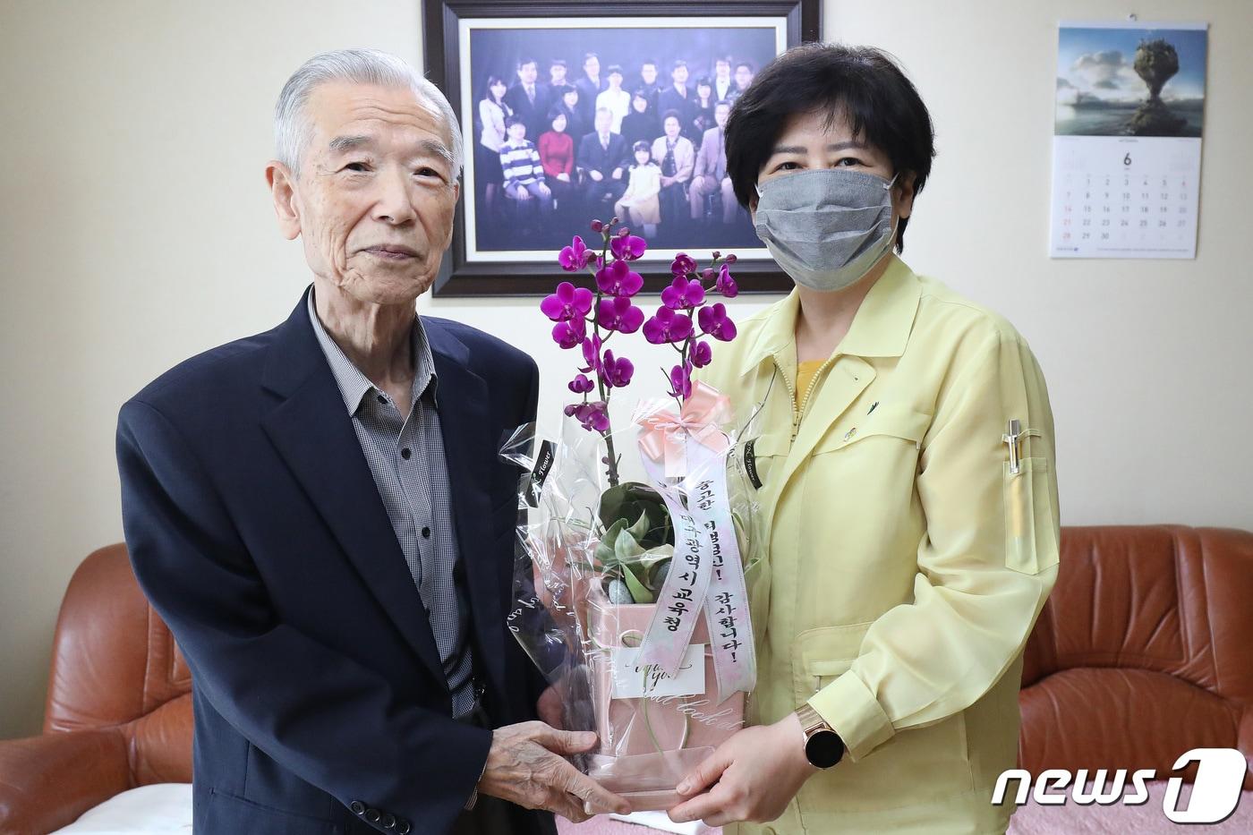 본문 이미지 - 강은희 대구시교육감이 호국보훈의 달과 6·25전쟁 70주년을 맞아 17일 오전 경북 경산시 학도의용군 안병우 옹을 찾아 건강과 부귀, 장수를 기원하는 만천홍을 전달하고 있다. 2020.6.17/뉴스1 ⓒ News1 공정식 기자