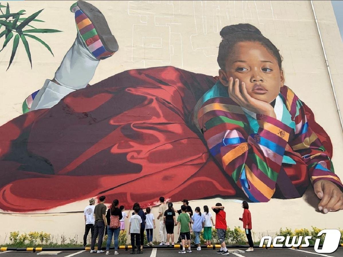 본문 이미지 - 완성된 건물 벽화.(순천시 제공)/뉴스1