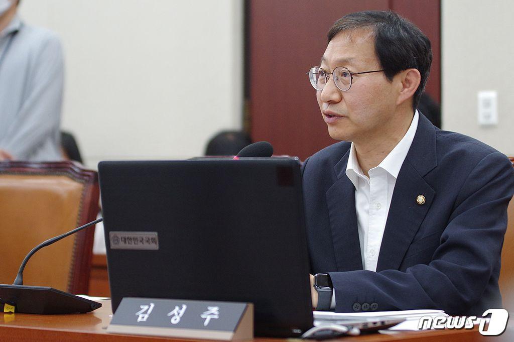 본문 이미지 - 지난 17일 김성주 국회의원이 국회 전반기 보건북지위원회 간사 위원으로 선임됐다.2020.6.17/뉴스1