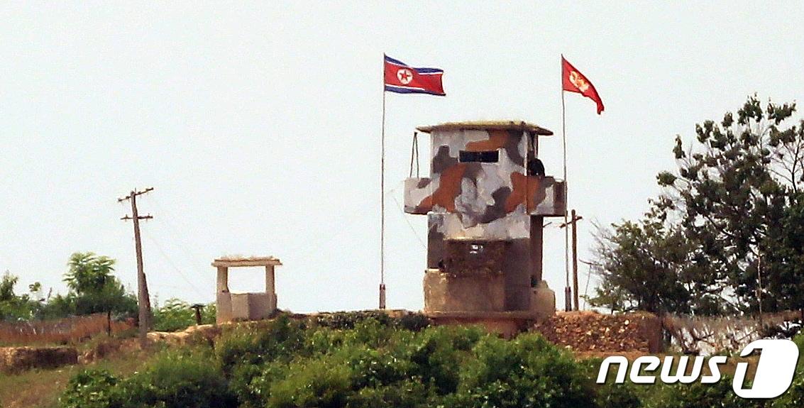 본문 이미지 - 17일 경기도 접경지역에서 바라본 북한군 초소 모습. 북한이 남북연락사무소를 폭파, 비무장지대 감시초소 복원 발표 등 남북관계 긴장감이 고조되고 있다. 2020.6.17/뉴스1 ⓒ News1 김명섭 기자