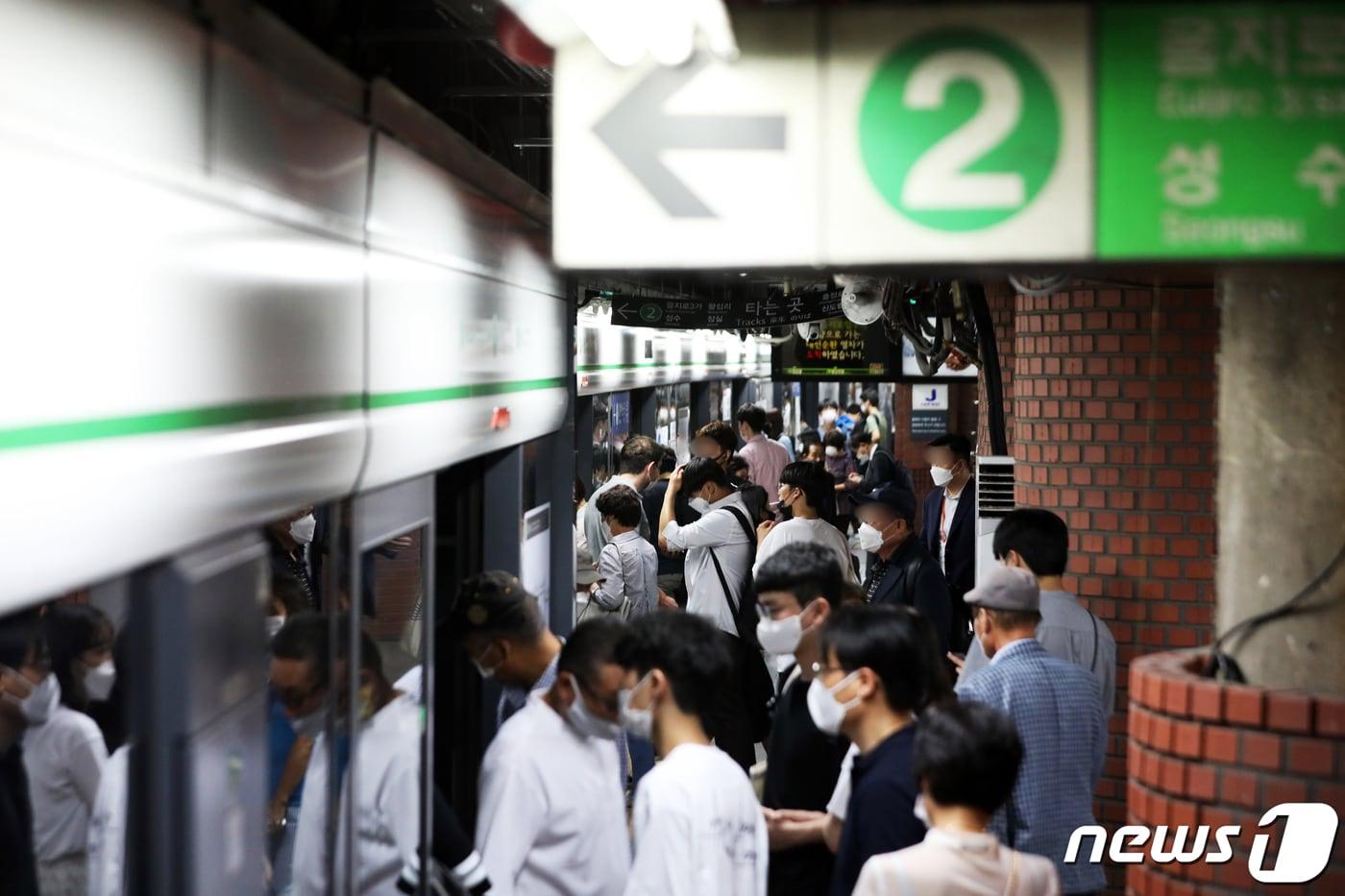  서울 지하철 2호선 시청역 모습. 2020.6.17/뉴스1 ⓒ News1 황기선 기자