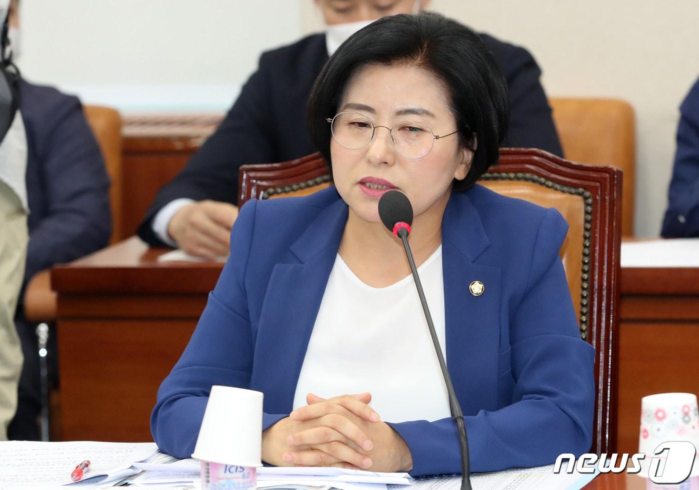 본문 이미지 - 양경숙 더불어민주당 의원이 서울 여의도 국회에서 열린 기획재정위원회 전체회의에 참석해 인사말을 하고 있다. /뉴스1 ⓒ News1 박세연 기자