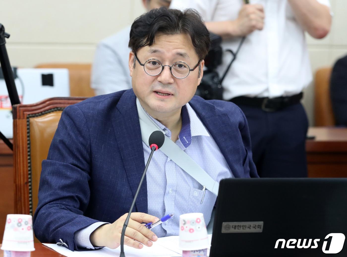 본문 이미지 - 홍익표 더불어민주당 의원이 17일 오후 서울 여의도 국회에서 열린 기획재정위원회 전체회의에 참석해 인사말을 하고 있다. 2020.6.17/뉴스1 ⓒ News1 박세연 기자