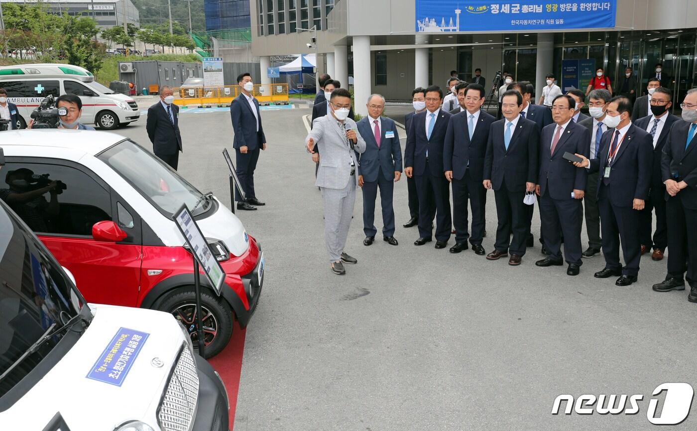 본문 이미지 - 정세균 총리가 지난 6월17일 오후 전남 영광군 대마전기차 산단에서 열린 전남 e-모빌리티 규제자유특구 투자협약식을 마친 뒤 EV자동차 등을 살펴보고 있다.2020.6.17 /뉴스1 ⓒ News1 황희규 기자