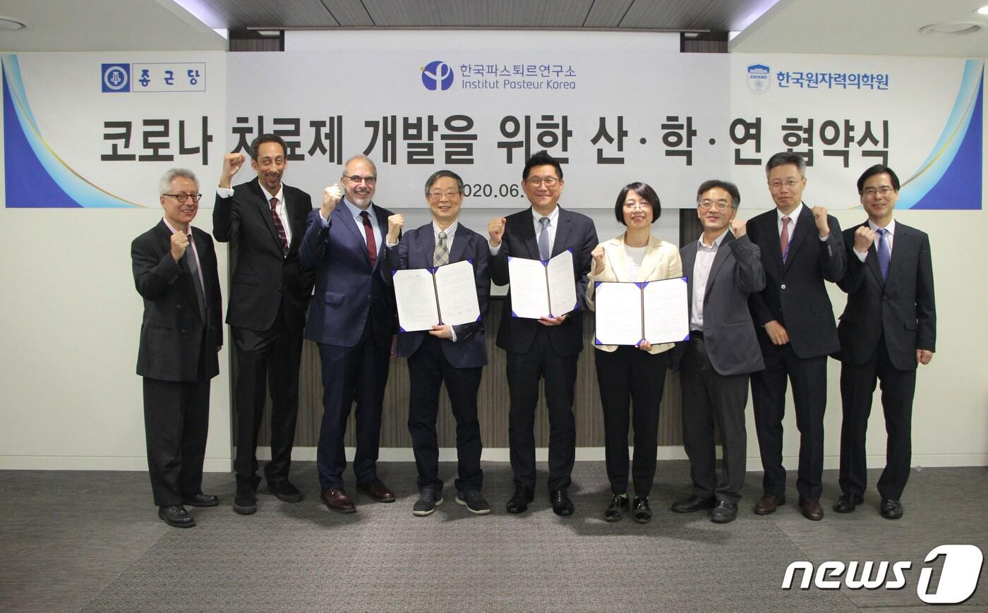 지난 15일 서울 충정로 종근당 본사에서 코로나19 치료제 개발 협약식 후 참석자들이 기념촬영을 하고 있다. (왼쪽 세 번째부터) 필립 르포르 주한 프랑스 대사, 한국파스퇴르연구소 류왕식 소장, 종근당 김영주 대표, 한국원자력의학원 김미숙 원장 ⓒ 뉴스1