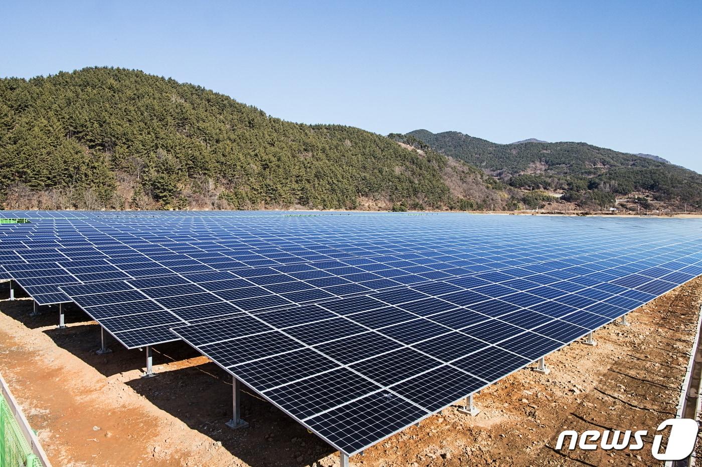 본문 이미지 - 충남도가 당진·보령지역의 환경기초시설 3개소에 태양광·소각폐열 등 신재생에너지 발전 설비를 설치하는 탄소 중립 프로그램을 추진한다. 뉴스1 DB
