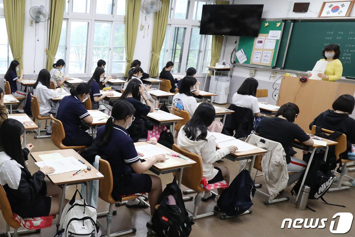 본문 이미지 - 2021학년도 대학수학능력시험 6월 모의평가가 치러진 지난 6월18일 대구 소재 한 고등학교에서 3학년 학생들이 시험을 준비하고 있다./뉴스1 ⓒ News1