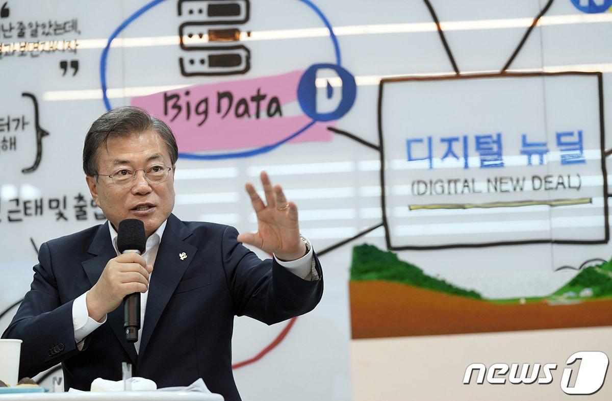 본문 이미지 - 문재인 대통령이 지난달 18일 '한국판 뉴딜'의 첫 현장행보로 강원도 춘천 데이터·인공지능(AI) 전문기업 더존비즈온 강촌캠퍼스를 찾아 개발자들과 차담회를 갖고 있다. (청와대 제공) 2020.6.18/뉴스1