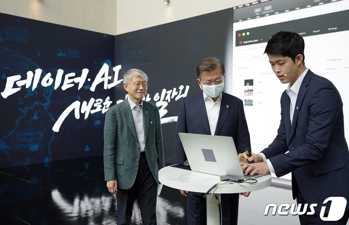 본문 이미지 - 문재인 대통령이 18일 '한국판 뉴딜'의 첫 현장행보로 강원도 춘천 데이터·AI(인공지능) 전문기업 더존비즈온 강촌캠퍼스를 방문, 개발자의 시연을 살펴보고 있다. 문 대통령은 "디지털 뉴딜이 성공한다면 우리는 포스트 코로나 시대의 디지털 경제를 다른 나라들보다 앞서가서 성공할 수 있을 것＂이라고 말했다. (청와대 제공) 2020.6.18/뉴스1