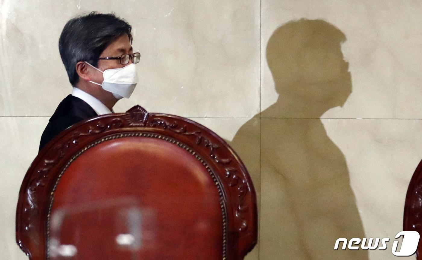 본문 이미지 - 김명수 대법원장이 18일 서울 서초구 대법원에서 열린 양도소득세 등 경정거부처분취소 등에 관한 전원합의체 선고를 하기 위해 입장하고 있다. 2020.6.18/뉴스1 ⓒ News1 김명섭 기자