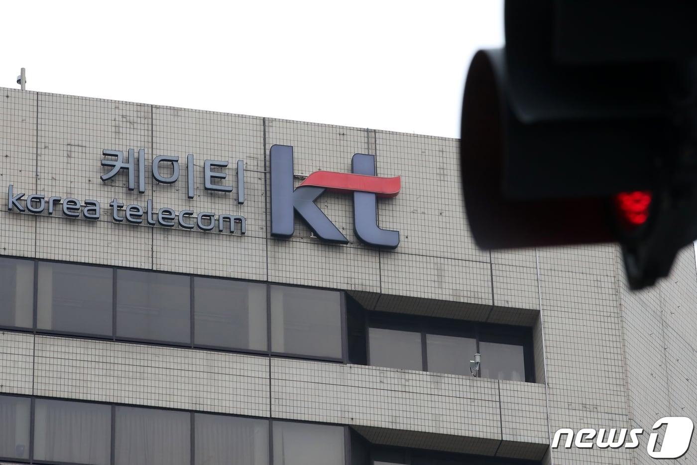 본문 이미지 - KT가 지난해 연말 휴대폰 판매 '대목' 때 유통망에 가입자를 끌어모은 뒤 연초에 개통하는 방식으로 방송통신위원회의 감시망을 피한 정황이 다수 사례를 통해 확인됐다. 2020.6.18/뉴스1 ⓒ News1 이승배 기자