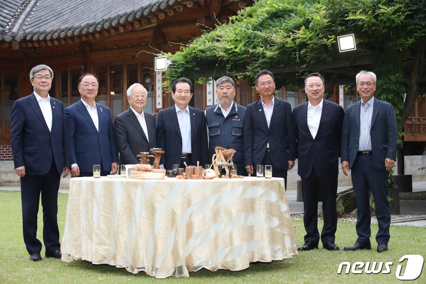 본문 이미지 - 정세균 국무총리가 지난 18일 오후 서울 종로구 총리공관에서 열린 '신종 코로나바이러스 감염증(코로나19) 위기 극복을 위한 노사정 대화'에 앞서 참석자들과 기념촬영하고 있다. 왼쪽부터 이재갑 고용노동부 장관, 홍남기 경제부총리 겸 기획재정부 장관, 손경식 한국경영자총협회장, 정 총리, 김동명 한국노총 위원장, 김명환 민주노총 위원장, 박용만 대한상공회의소 회장, 문성현 경제사회노동위원회 위원장. /뉴스1 ⓒ News1 이승배 기자