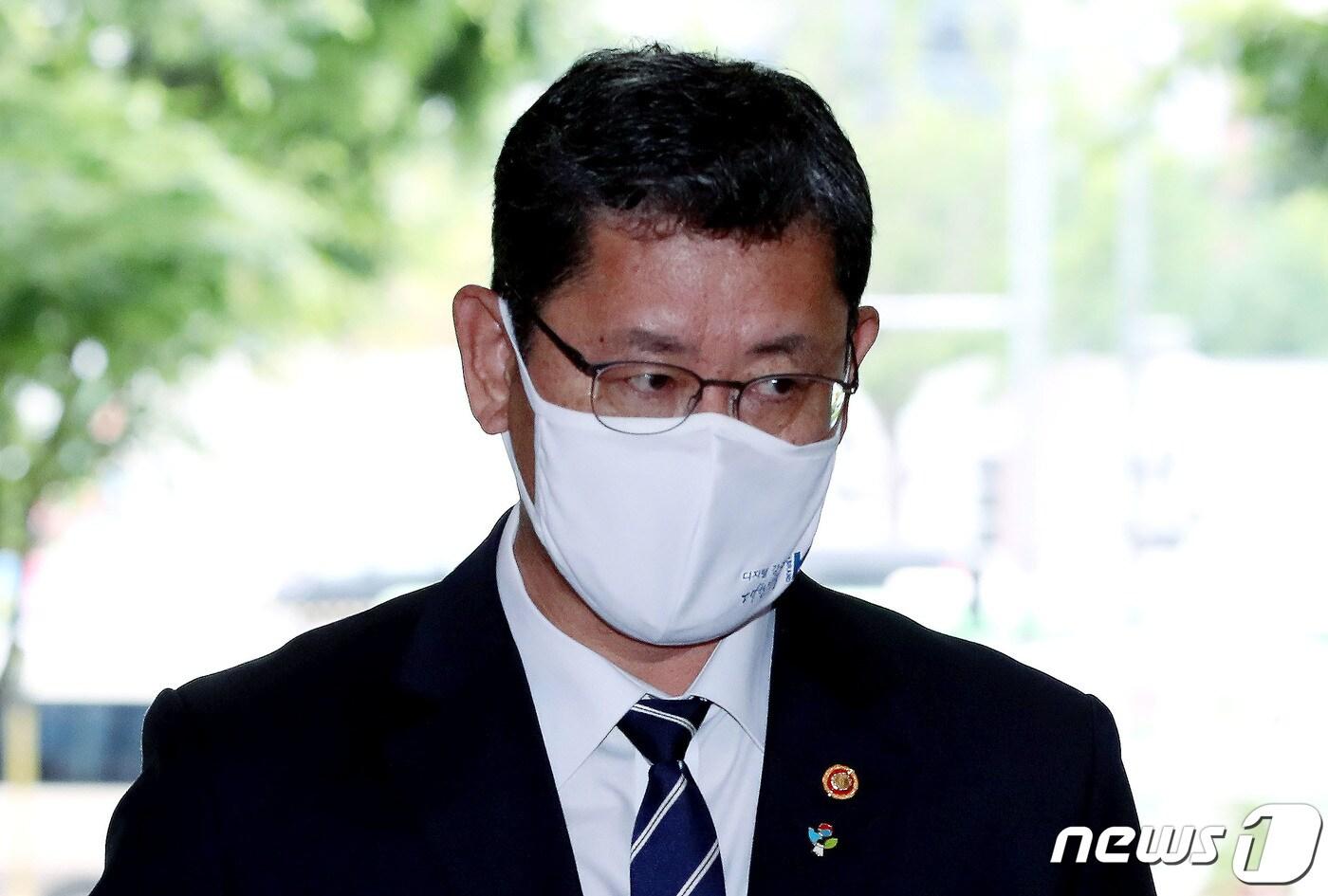 본문 이미지 - 남북관계 악화에 대한 모든 책임을 지겠다며 전격 사퇴 의사를 밝힌 김연철 통일부 장관이 19일 오전 종로구 세종대로 정부서울청사로 출근하고 있다. 2020.6.19/뉴스1 ⓒ News1 박정호 기자
