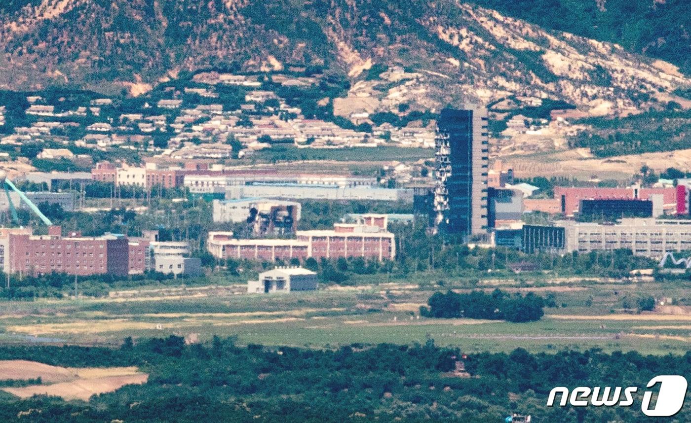 본문 이미지 - 경기도 파주 접경지역에서 바라본 개성공단에 폭파된 남북공동연락사무소 잔해물과 충격으로 훼손된 개성공단지원센터가 선명하게 보이고 있다. /뉴스1 ⓒ News1 이재명 기자