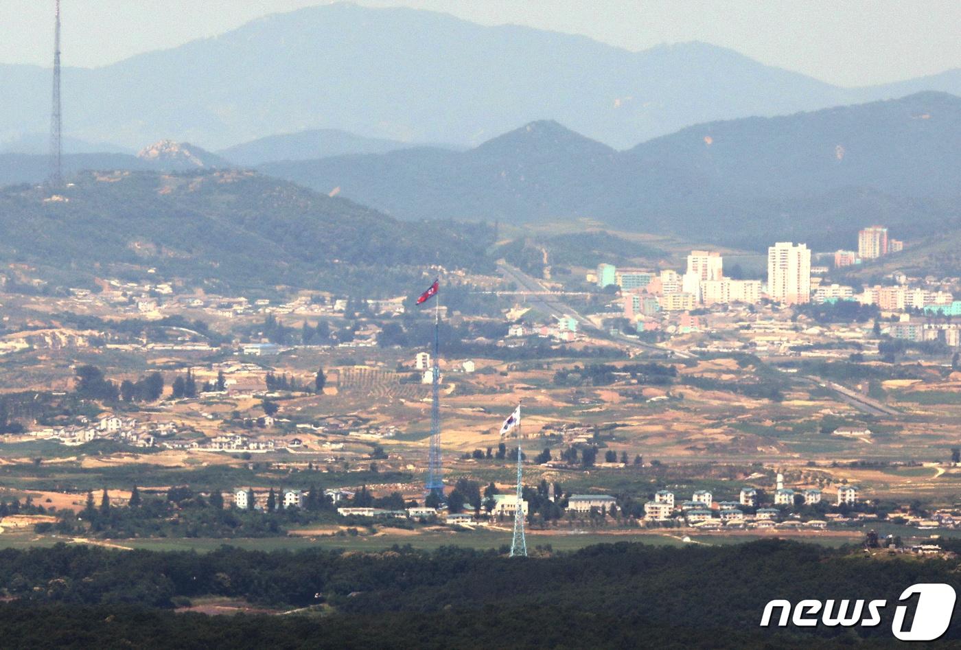 본문 이미지 - 경기도 파주 접경지역에서 바라본 북한 기정동 마을의 인공기와 우리측 대성동 마을의 태극기가 서로 마주하고 있다. 2020.6.19/뉴스1 ⓒ News1 이재명 기자