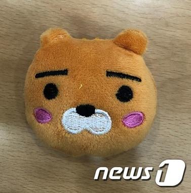 본문 이미지 - 관세청은 가정의 달을 앞둔 지난 4월 20일부터 6주 동안 수입 선물용품 특별단속을 실시해 위조 의류 등 패션용품 969억원 등 모두 79건 1117억원의 불법 물품을 적발했다. 사진은 위조 카카오프렌즈(라이언) 얼굴인형 현품.ⓒ 뉴스1