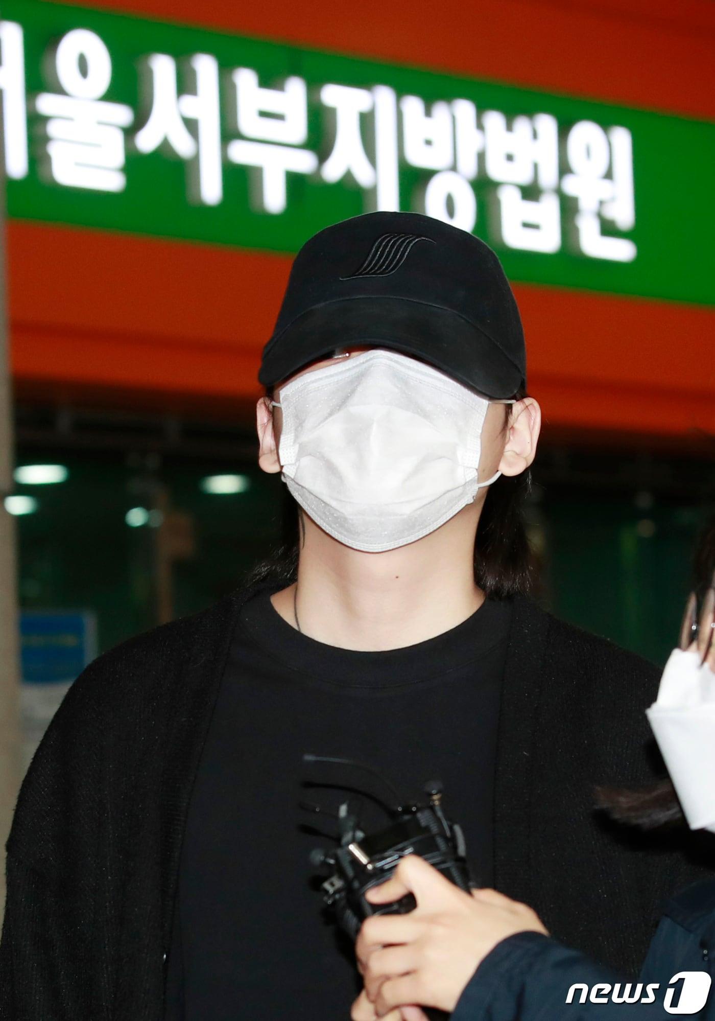 본문 이미지 - 음주운전 사고를 내고 운전자를 바꿔치기 했다는 혐의를 받는 장제원 미래통합당 의원의 아들 장용준(20·예명 노엘)이 2일 오전 서울 마포구 서울서부지방법원에서 열린 선고공판을 마치고 법정을 나서고 있다. 재판부는 이날 장용준에 대해 징역 1년6개월에 집행유예 2년, 준법 운전 강의 수강 40시간의 판결을 내렸다. 2020.6.2/뉴스1 ⓒ News1 권현진 기자