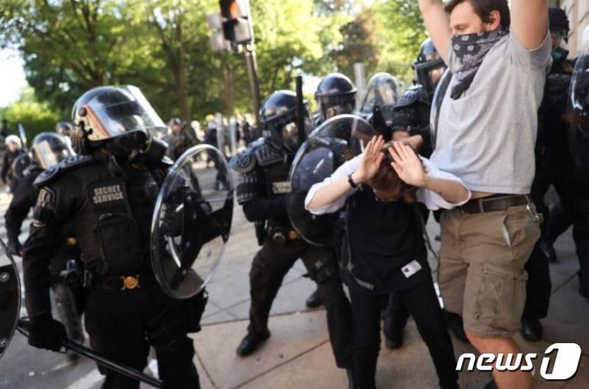 본문 이미지 - 미국 백악관 앞 시위 현장에서 경찰이 시위대를 진압하고 있다. ⓒ 로이터=뉴스1