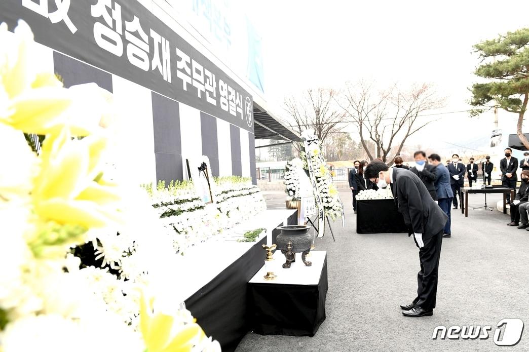 본문 이미지 - 지난 4월 1일 경기 파주시장 장으로 치러진 故정승재 주무관 영결식. /사진제공=파주시청 ⓒ 뉴스1
