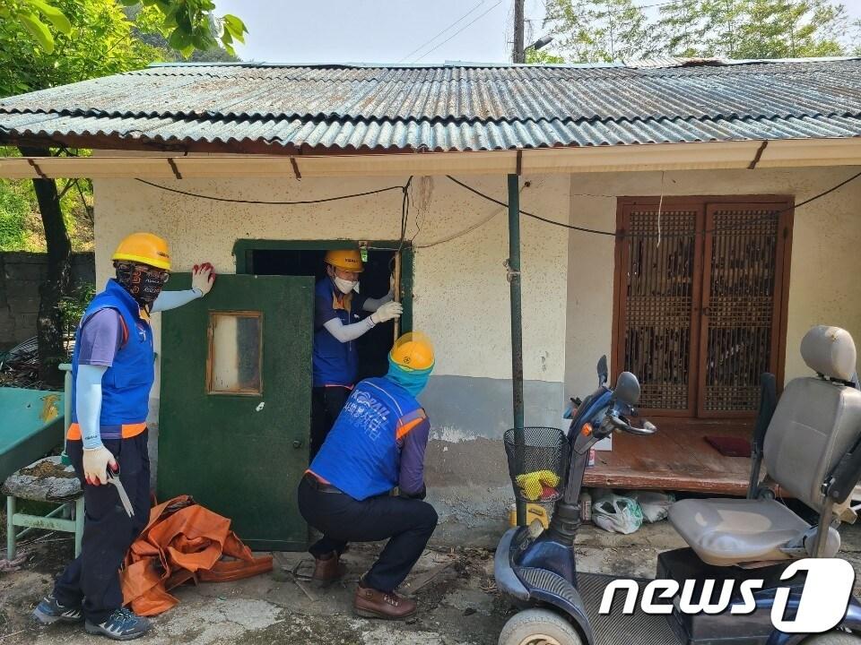 본문 이미지 - 취약계층 집수리 지원 모습./뉴스1 ⓒ News1 지정운 기자