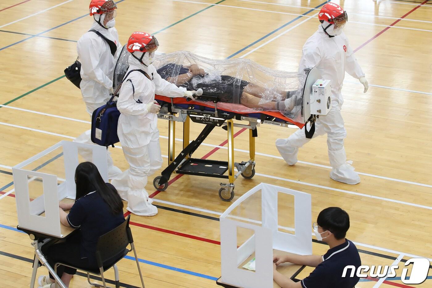 본문 이미지 - 2일 대구 한 중학교에서 신종 코로나바이러스 감염증(코로나19) 확진자 발생 대응 훈련이 열렸다.뉴스1ⓒNews1 공정식 기자