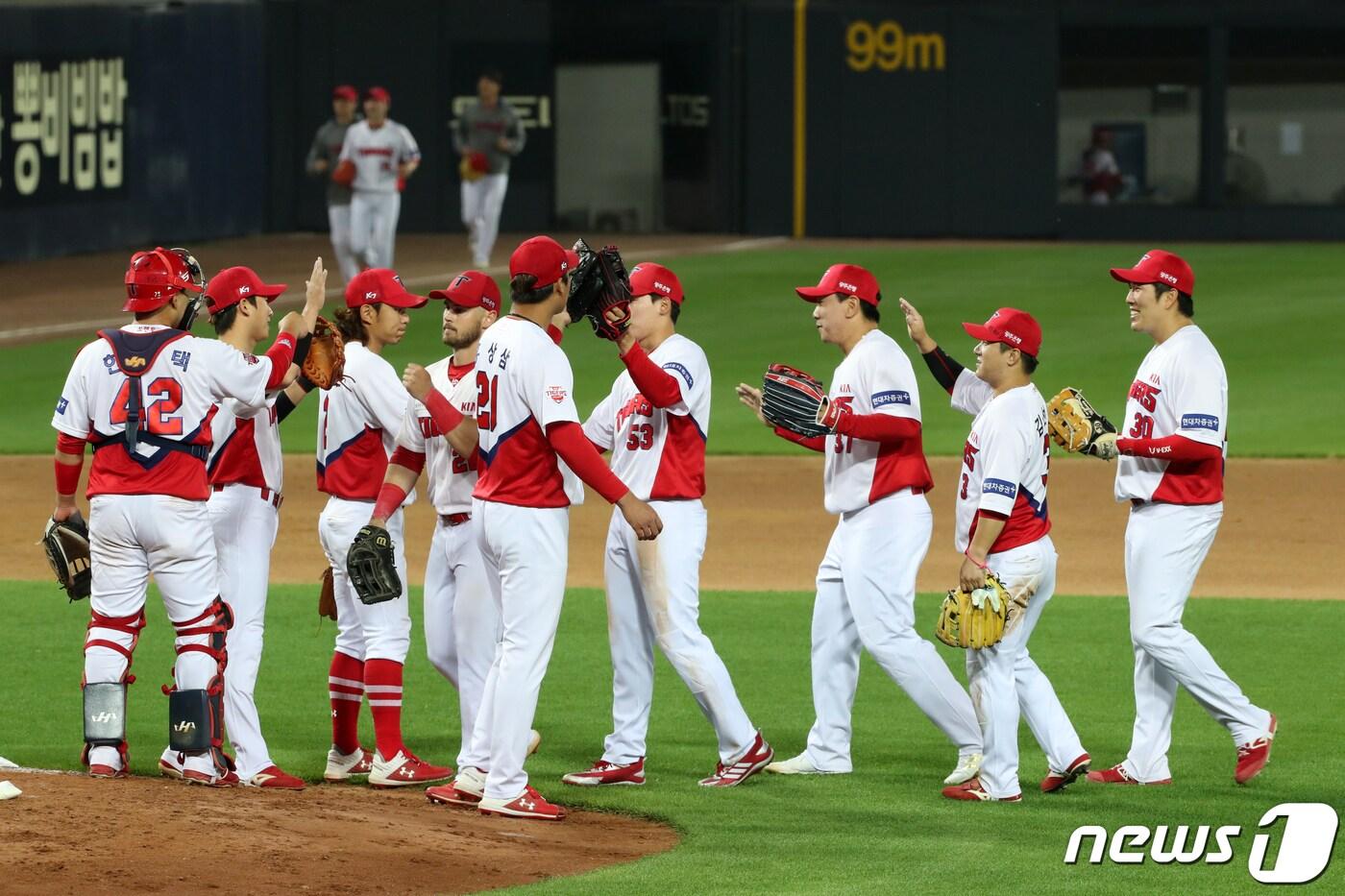 2일 오후 광주 북구 광주-기아챔피언스필드에서 열린 2020 프로야구 신한은행 SOL KBO리그 KIA 타이거즈와 롯데 자이언츠의 시즌 4차전을 7 대 2로 승리한 KIA 선수들이 자축하고 있다. 2020.6.2/뉴스1 ⓒ News1 한산 기자