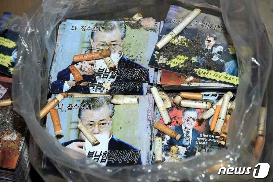 본문 이미지 - (평양 노동신문=뉴스1) = 북한 노동당 기관지 노동신문은 20일 "각지에서는 대규모적인 대남 삐라(전단) 살포를 위한 준비 사업이 맹렬히 추진되고 있다＂면서 관련 사진을 공개했다. [국내에서만 사용가능. 재배포 금지. DB 금지. For Use Only in the Republic of Korea. Redistribution Prohibited] rodongphoto@news1.kr