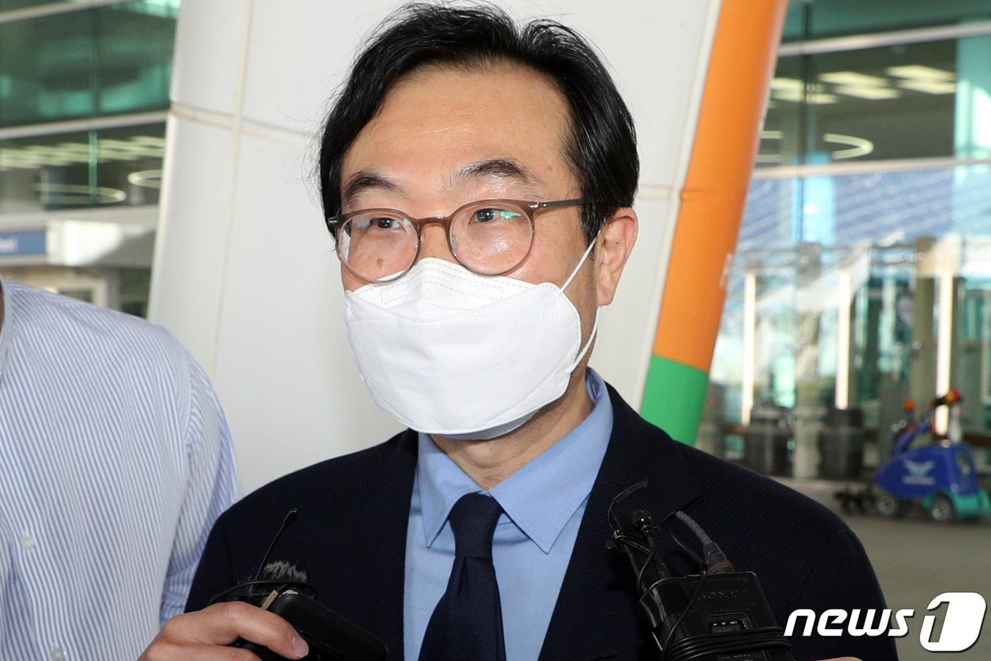 본문 이미지 - 이도훈 한반도평화교섭본부장이 20일 오후 인천국제공항을 통해 귀국, 취재진 질문에 답하고 있다. 2020.6.20/뉴스1 ⓒ News1 황기선 기자