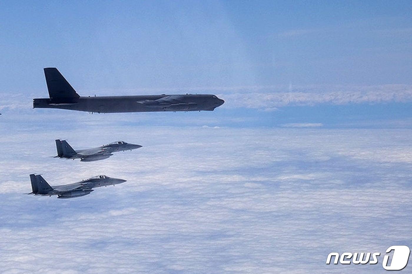 미군 B-52H 폭격기(위)와 전투기 편대 훈련. (미국 태평양 공군사령부)